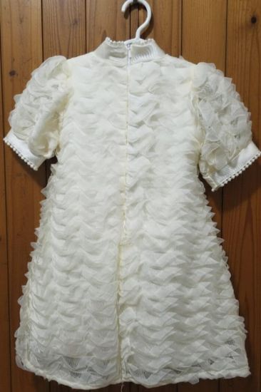 صورة فستان سهرة بيج وتل مع الكسرات الانيقه